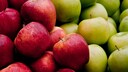 Äpfel können sowohl sauer als auch süß schmecken, rot als auch grün sein – doch hängen Farbe und Geschmack auch zusammen?