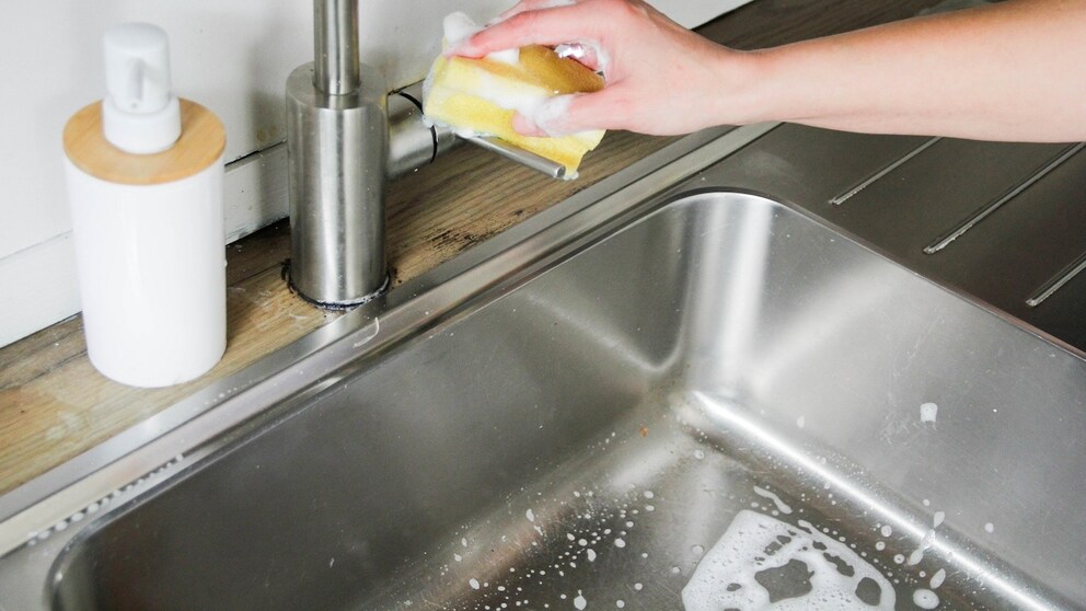 Möchte man Kalk im Bad oder in der Küche entfernen, kann man auf Buttermilch zurückgreifen. Das Hausmittel ist besonders effektiv gegen die Ablagerungen.