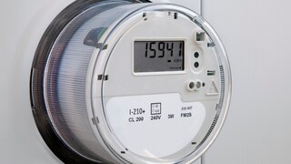 Moderne Stromzähler – auch „smart Meter“ genannt – haben einen optischen Sensor, den man mit einer Taschenlampe aktivieren kann