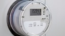 Moderne Stromzähler – auch „smart Meter“ genannt – haben einen optischen Sensor, den man mit einer Taschenlampe aktivieren kann