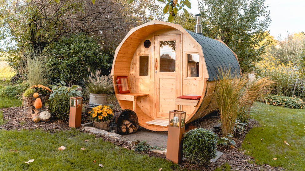 Eine Wellness-Oase im heimischen Garten! Wenn die Sauna dann noch so ein Hingucker ist wie dieses Fass, kann die kalte Jahreszeit kommen