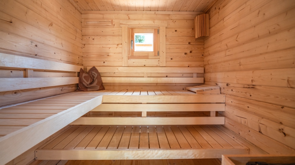 Für die Bänke im Innenraum der Sauna eignen sich vorgefertigte Teile, die Sie ganz einfach an der Wand anbringen können. Diese können auch in unterschiedlichen Höhen abstufend eingebaut werden