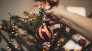 Christbaumkugel im Streifenlook in Rot und Gold