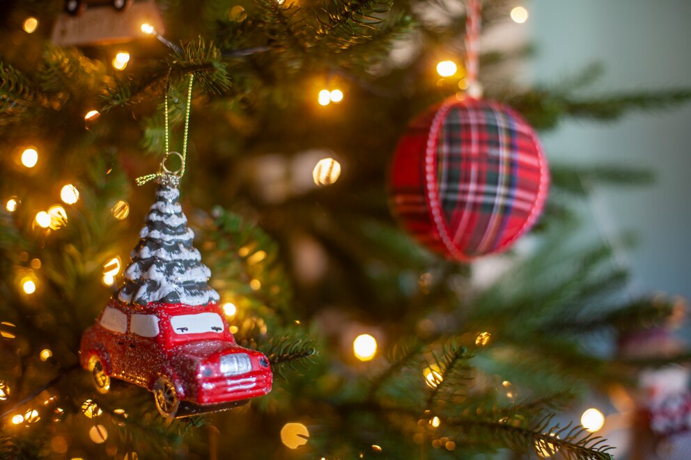 Auto mit Tannebaum als Christbaumschmuck