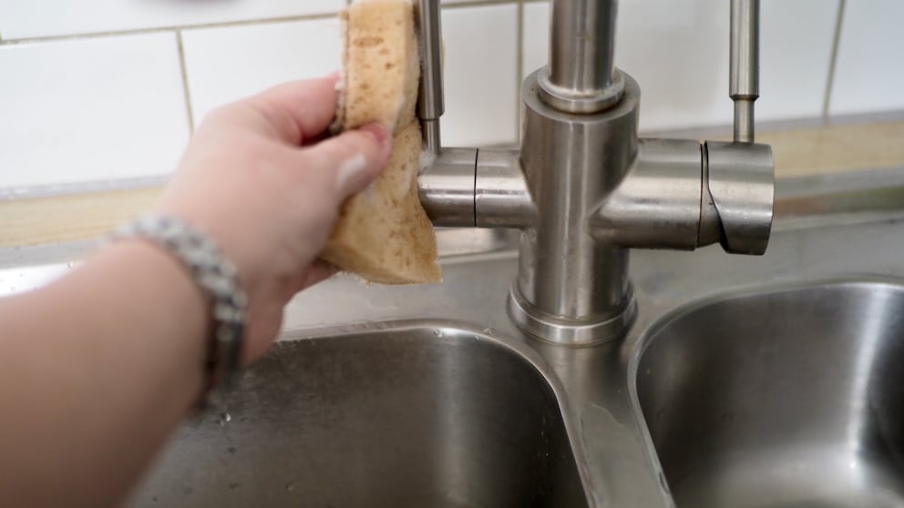 Spülmittel, Essensreste, Wasserrückstände – die Küchenspüle muss eigentlich ständig geputzt werden