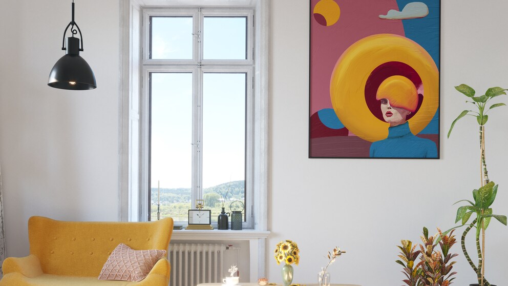 Wohnzimmer mit knallgelbem Sofa und übergroßem Bild an der Wand