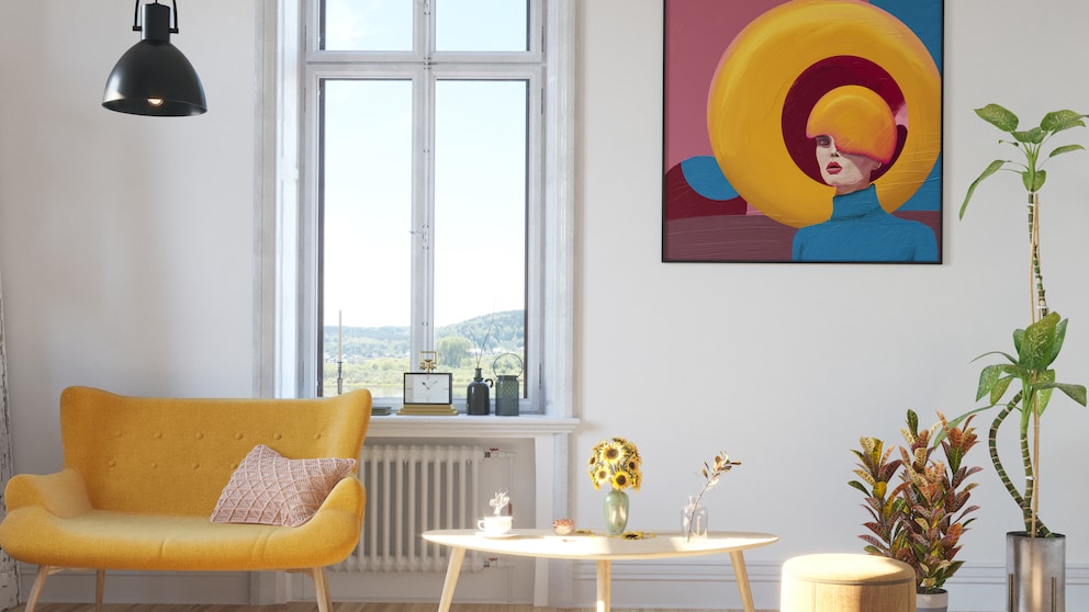 Wohnzimmer mit knallgelbem Sofa und übergroßem Bild an der Wand