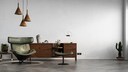 Eine Dreierhängung aus tief hängenden Leuchten im Wohnzimmer