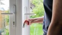 Abschlie&szlig;bare T&uuml;rgriffe helfen gegen das Einschneiden oder den Durchbruch von Glas