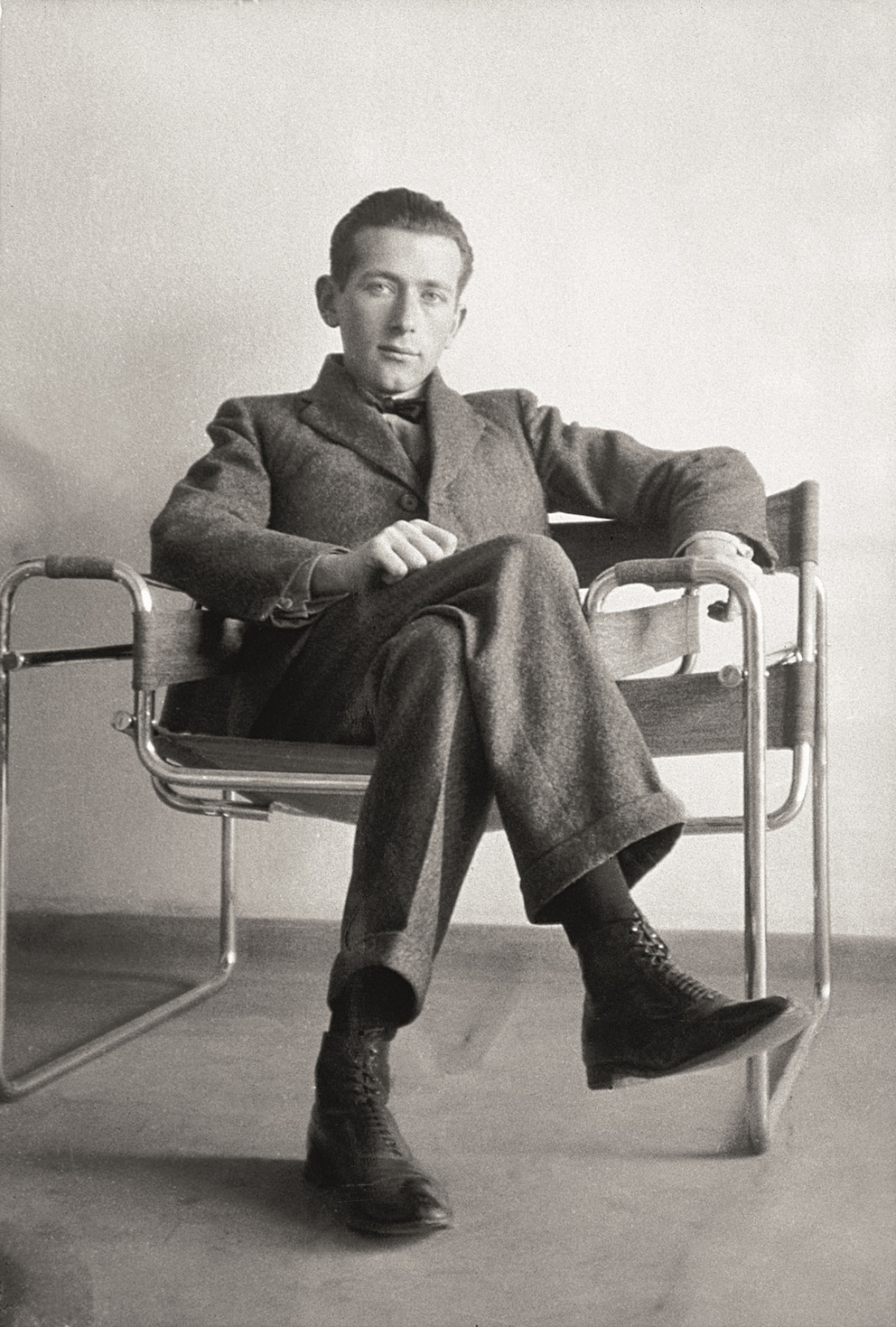 Designer Marcel Breuer auf dem Wassily Chair