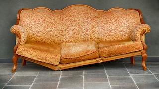 Altes, zerbrochenes Sofa