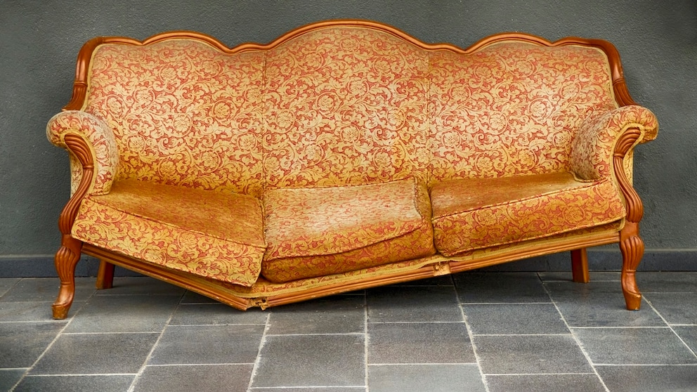Altes, zerbrochenes Sofa