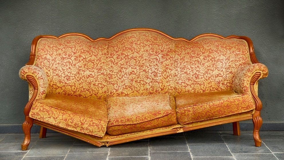 Altes, zerbrochenes Sofa