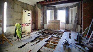 Regelmäßige Kontrollen vor dem Sanieren der Holzbalkendecken helfen Probleme früh zu erkennen, um Schäden zu vermeiden.