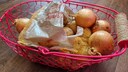 Die Meisten lagern Zwiebeln und Kartoffeln zusammen, allerdings sollte man das nicht