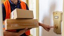 Paketbote klingtelt an Haustür