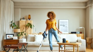 Frau mit 3-in-1-Staubsauger in der Wohnung