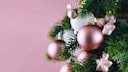 Neben einigen Klassikern finden sich unter den Weihnachtsdeko-Trends für 2024 auch einige unkonventionelle festliche Gestaltungsideen