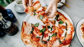 Aus dem Steinofen schmeckt vielen Pizza am besten – doch auch ohne kann man die italienische Spezialität so lecker backen