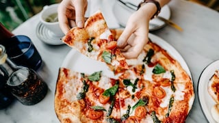 Aus dem Steinofen schmeckt vielen Pizza am besten – doch auch ohne kann man die italienische Spezialität so lecker backen