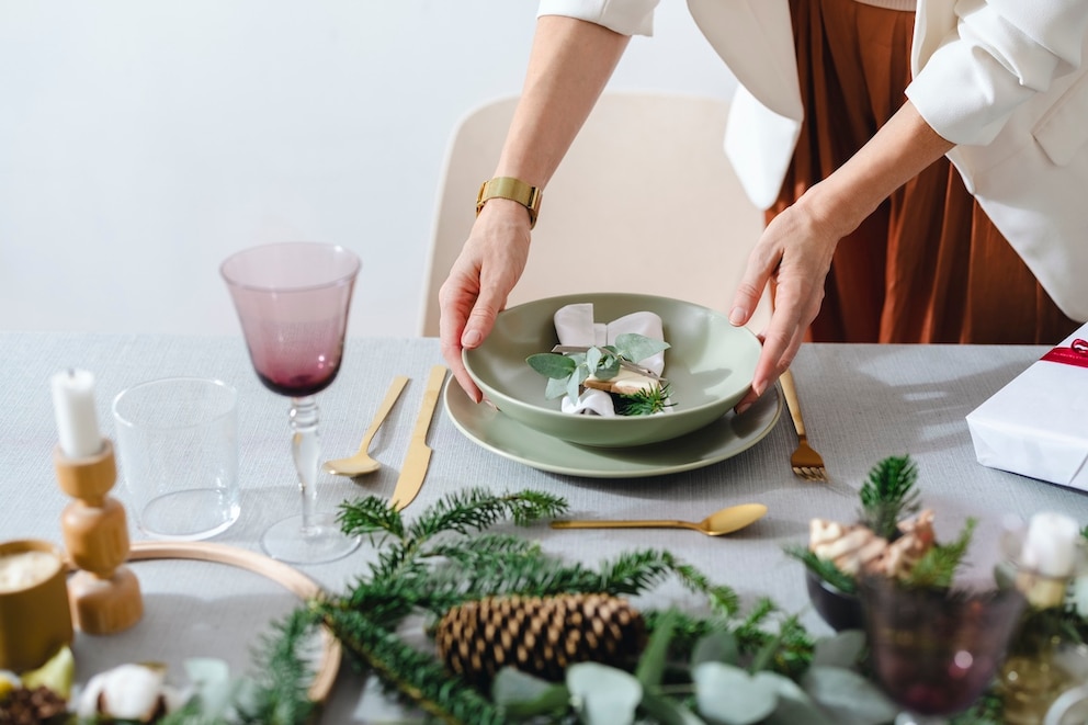 Weihnachtliche Tischdeko im modernen Stil