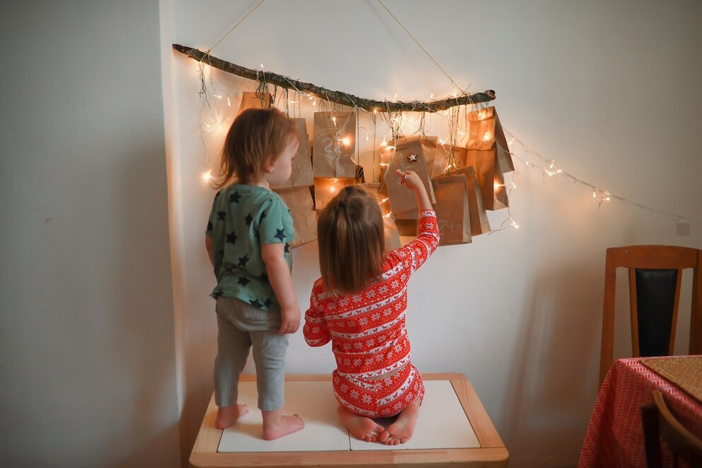 Durch eine einfache Lichterkette wird ein hängender Adventskalender schnell zu einem weihnachtlichem Dekoelement