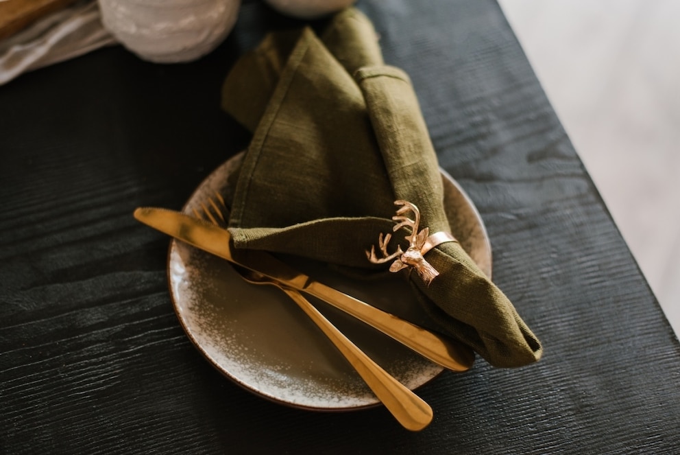 Cloth napkin in olive with deer decor
