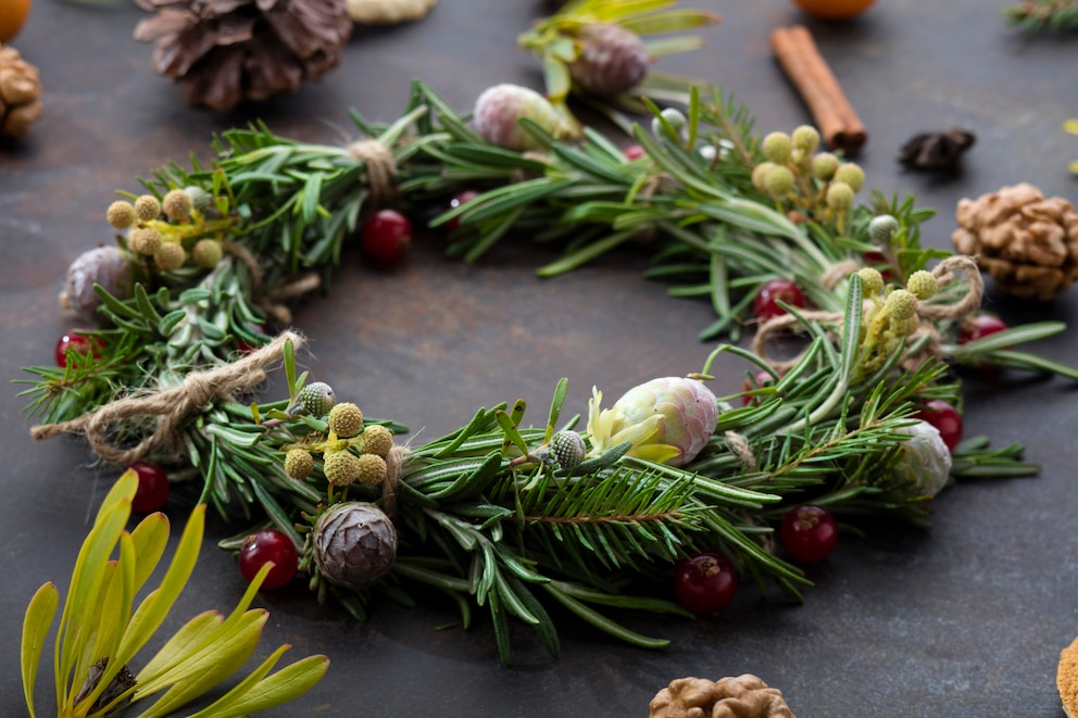 Weihnachtskranz mit Grün aus Garten und Wald