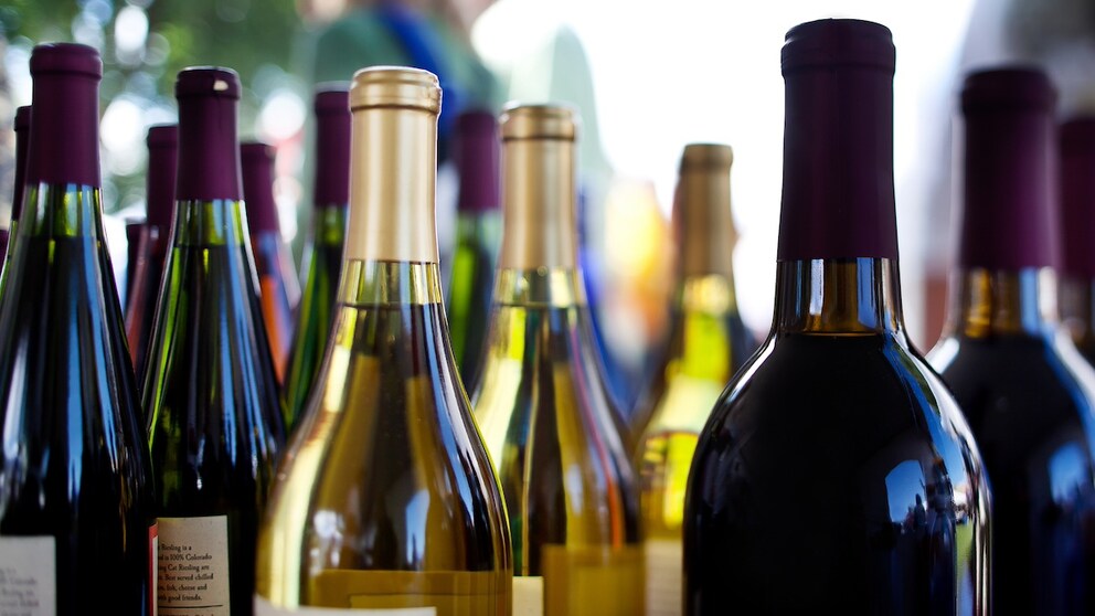 Bereits im Weinregal findet man Flaschen in unterschiedlichen Farben