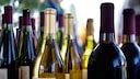 Bereits im Weinregal findet man Flaschen in unterschiedlichen Farben