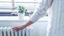 Eine kalte Wohnung ist ungemütlich. Mit ein paar Tipps bleibt die Wärme in der Wohnung – auch ohne die Heizung hochzudrehen