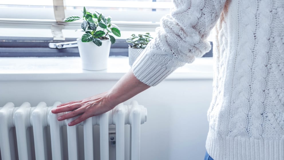 Eine kalte Wohnung ist ungemütlich. Mit ein paar Tipps bleibt die Wärme in der Wohnung – auch ohne die Heizung hochzudrehen