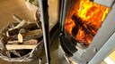 Beim Brennholz für den Kamin sollte man auf einige Faktoren achten