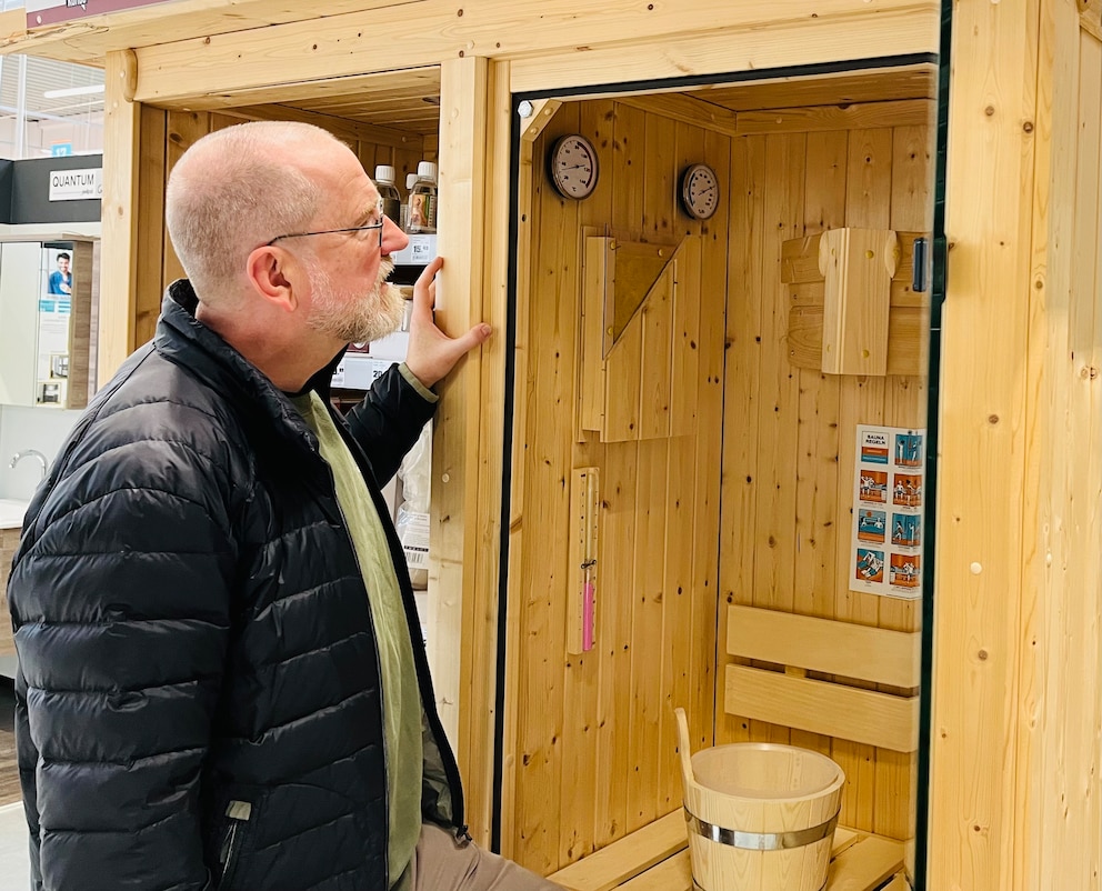 Klein, fein und dennoch komplett ausgestattet. Jan hat bei OBI die Sauna gefunden, die perfekt in sein Bad passt