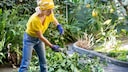Frau im Garten bei der Arbeit