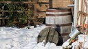 Sichert man sein Regenfass nicht vor Minusgraden im Winter, kann es zur Frostsprengung kommen