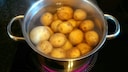 Gibt man Kartoffeln lieber in kaltes oder warmes Wasser, wenn man sie kochen will?