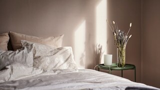 Das Bett neu zu beziehen gilt allgemeinhin als lästige Hausarbeit, die nicht selten auch zur Herausforderung wird