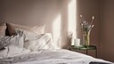 Das Bett neu zu beziehen gilt allgemeinhin als lästige Hausarbeit, die nicht selten auch zur Herausforderung wird