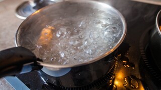 Das Wasser sollte mindestens drei Minuten lang sprudelnd kochen, damit es keimfrei ist