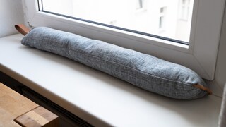 Ein Zugluftstopper ist eine kurzfristige Lösung für zugige Fenster und Türen
