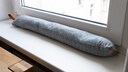 Ein Zugluftstopper ist eine kurzfristige L&ouml;sung f&uuml;r zugige Fenster und T&uuml;ren