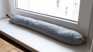 Ein Zugluftstopper ist eine kurzfristige Lösung für zugige Fenster und Türen