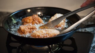 Je nach Bundesland kann es bis zu 1.500 Euro Bußgeld Strafe geben, wenn man Frittierfett falsch entsorgt
