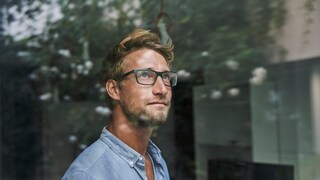 Da sich smarte Fenster automatisch oder sensorgesteuert öffnen, schließen und verdunkeln lassen, kann man damit Kosten sparen