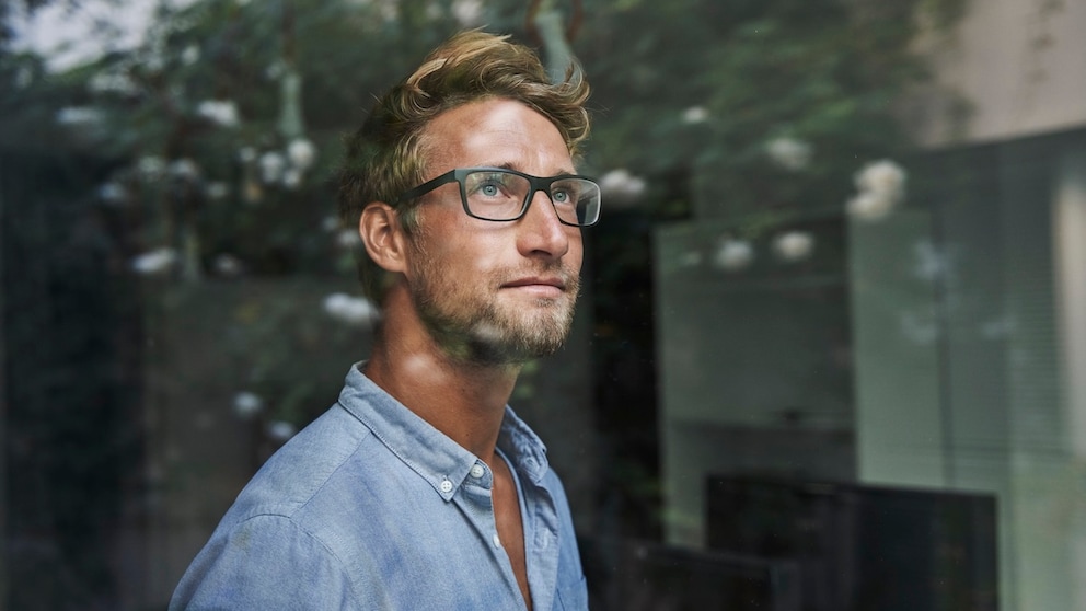 Da sich smarte Fenster automatisch oder sensorgesteuert öffnen, schließen und verdunkeln lassen, kann man damit Kosten sparen