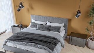 Schlafzimmer mit farbiger Wand, gepolstertem Bett(Haupt) und tiefhängenden Nachttischleuchten