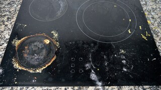 Mit ein paar Hausmitteln kann man auch Angebranntes von der Herdplatte entfernen