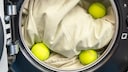 Mit Tennisbällen in der Waschmaschine soll sich angeblich Waschmittel sparen lassen - stimmt das?