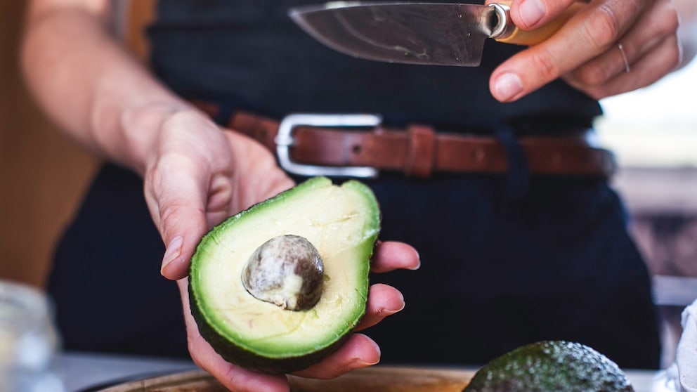 Braucht man nur eine Hälfte der Avocado, ist man oft ratlos, wo man die unbenutzte Hälfte am besten lagern sollte